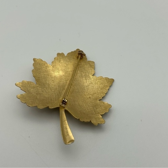 Set of Two Vintage Sarah Coventry Gold Tone Leaf Brooches with Faux Pearls - Picture 8 of 9